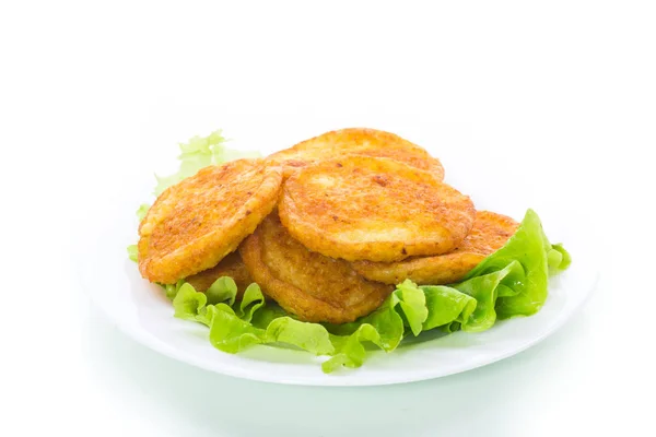 Crêpes de pommes de terre avec des feuilles de laitue dans une assiette — Photo