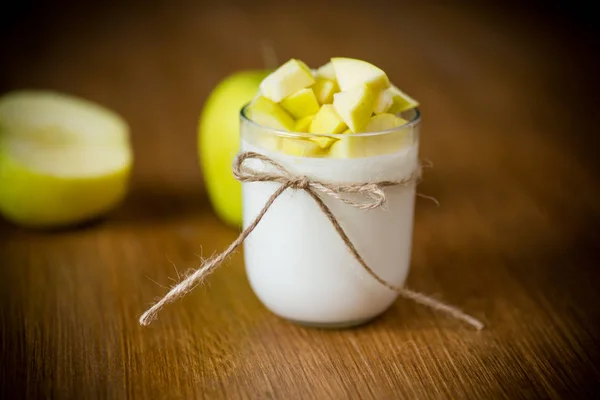 Homemade yogurt with ripe apples on wooden table — Stock Photo, Image
