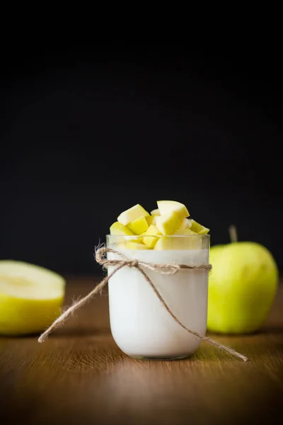 Yogurt fatto in casa con mele mature sul tavolo di legno — Foto Stock