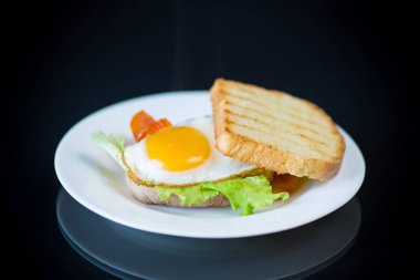 taze sandviç ile marul yaprakları ve sıcak tost ile yumurta kızarmış