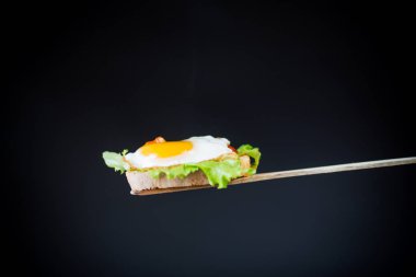 taze sandviç ile marul yaprakları ve sıcak tost ile yumurta kızarmış