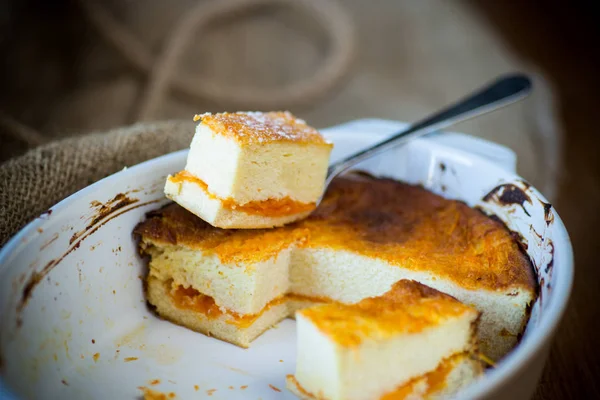 Sweet cottage cheese casserole with pumpkin filling — Stock Photo, Image