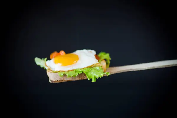 Świeże kanapki z sałatą liści i smażone jajka z gorące grzanki — Zdjęcie stockowe