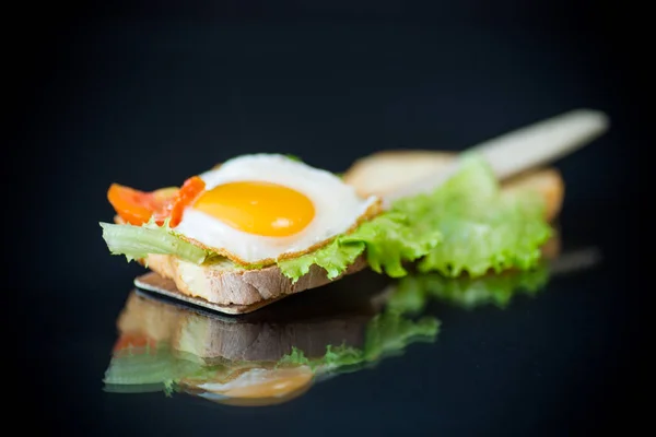 レタスとフレッシュ サンドイッチの葉し、ホット トーストと卵の目玉焼き — ストック写真