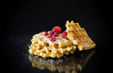 bir siyah tatlı Viyana waffle pişirilir
