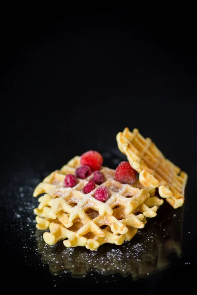 Bir siyah tatlı Viyana waffle pişirilir — Stok fotoğraf