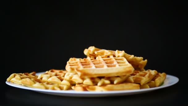 Gekochte süße Wiener Waffeln auf einem schwarzen — Stockvideo