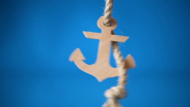 蓝色背景上的木制装饰锚 — 图库视频影像