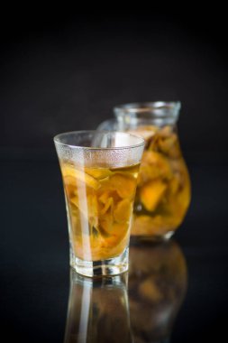 siyah taze haşlanmış tatlı kuru meyve kompostosu