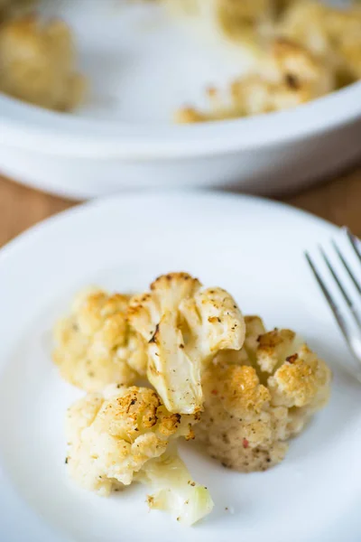 Baked cauliflower with spices in ceramic form — Stock Photo, Image