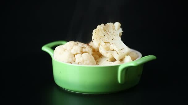 Coliflor hervida con especias en un tazón — Vídeos de Stock