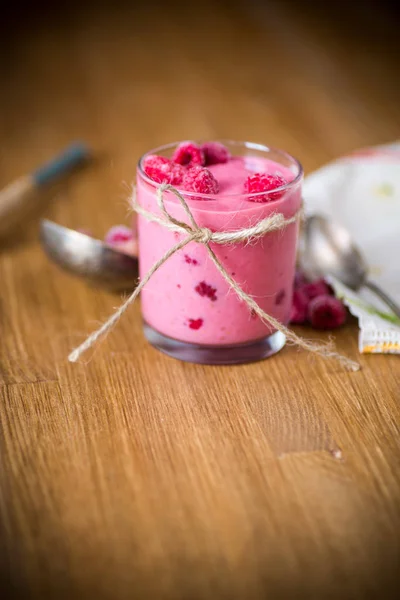 Sweet organic smoothie with raspberry on wooden — Stock Photo, Image