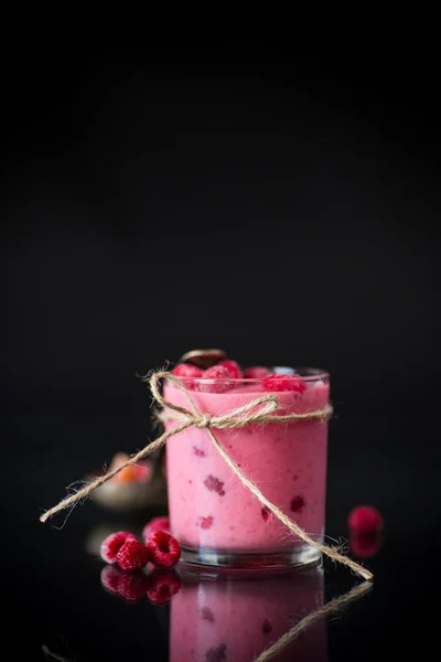 A málna, a fából készült édes szerves smoothie — Stock Fotó