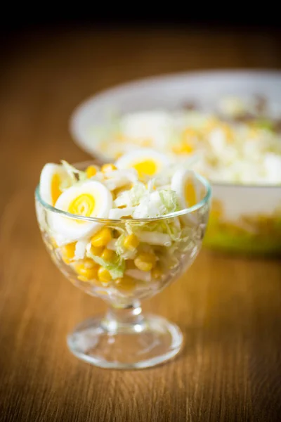 Свіжий салат з пекінської капусти з вареними яйцями, консервованою кукурудзою — стокове фото