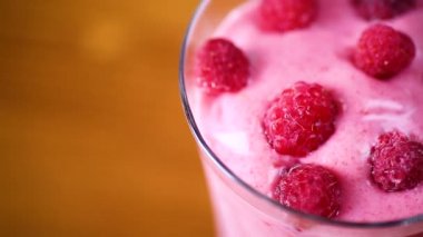 ahududu ahşap üzerinde ile tatlı organik güler yüzlü