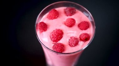 ahududu ahşap üzerinde ile tatlı organik güler yüzlü