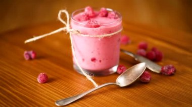 ahududu ahşap üzerinde ile tatlı organik güler yüzlü