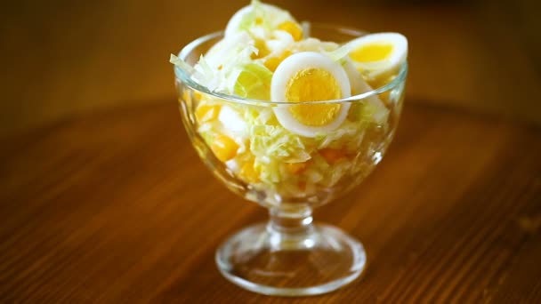 新鲜的北京卷心菜沙拉 煮鸡蛋 在木桌上的玻璃碗里罐装玉米 — 图库视频影像