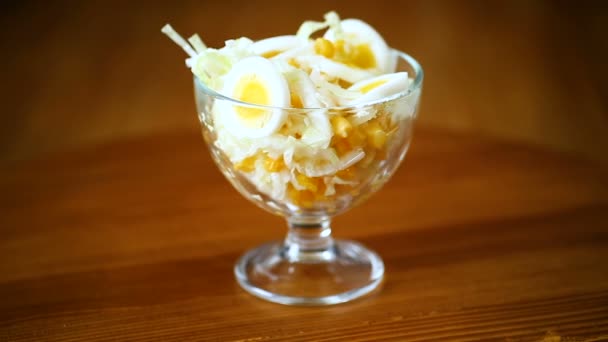 Салат из свежей пекинской капусты с вареными яйцами, консервированной кукурузой — стоковое видео