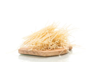 Beyaz arka plan üzerinde izole ince ev yapımı erişte yumurta