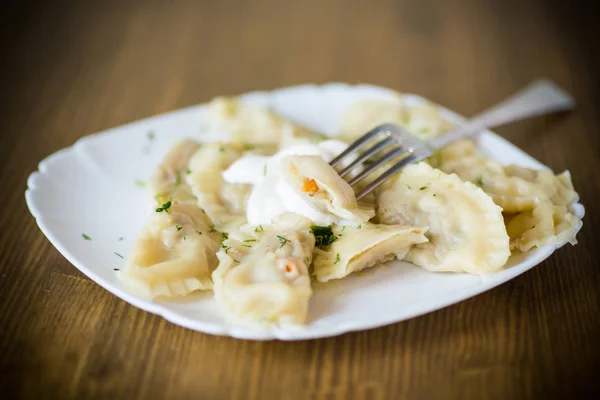 Gekochte Knödel Mit Füllung Auf Einem Holztisch — Stockfoto