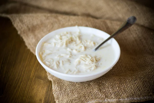 Fideos Dulces Caseros Con Leche Plato Sobre Una Mesa Madera — Foto de Stock