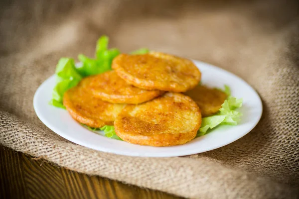 Frittelle Patate Con Foglie Lattuga Piatto Tavolo Legno — Foto Stock