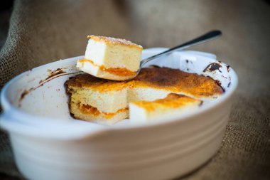 doldurma, ahşap bir masaya kabak ile tatlı süzme peynir güveç