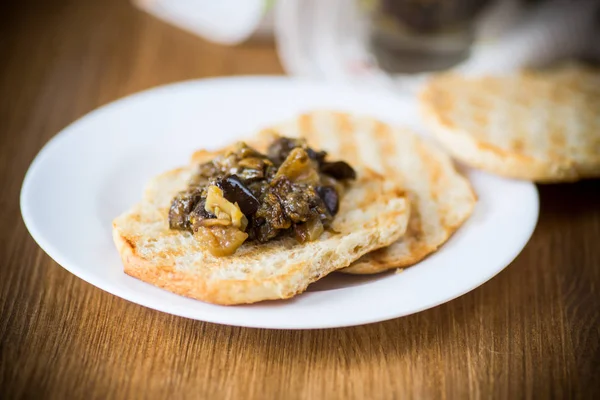 Meze sebzeli ekmek üzerinde pişmiş patlıcan — Stok fotoğraf