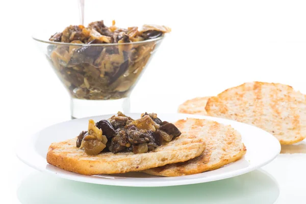 Antipasto di melanzane cotte con verdure su pane — Foto Stock