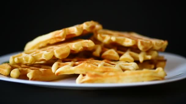 Waffles vienenses doces cozidos em um preto — Vídeo de Stock