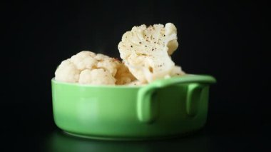 bir kase içinde baharatlar ile haşlanmış karnabahar