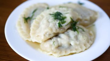 Ukrayna ulusal yemeklerinde kaynamış hamur köfteleri..