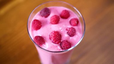 ahududu ahşap üzerinde ile tatlı organik güler yüzlü