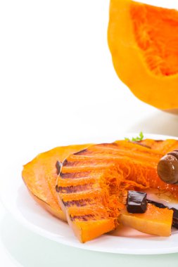 bir tabakta bal ile ızgara tatlı olgun kabak