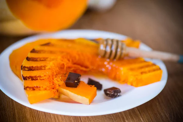 Gegrilde Zoete Rijpe Pompoen Een Bord Met Honing Chocolade — Stockfoto