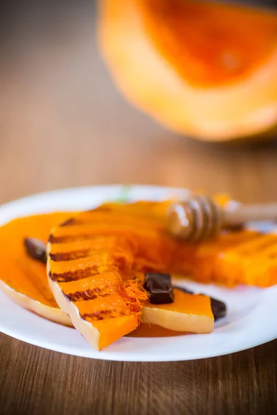 Calabaza madura dulce a la parrilla, en un plato con miel —  Fotos de Stock