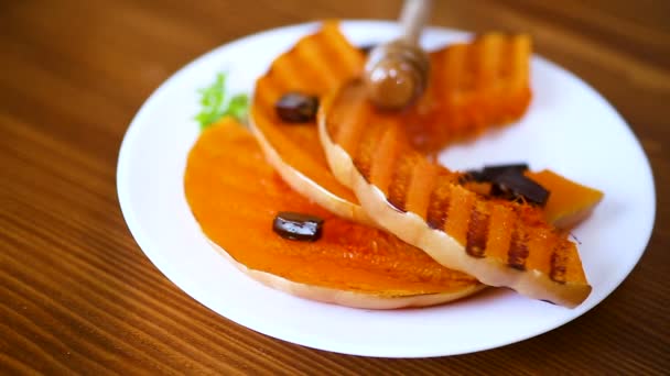 Grilled Sweet Ripe Pumpkin Plate Honey Chocolate — Stock Video