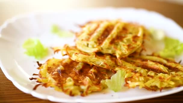 Grilled potato pancakes in a plate, on a wooden table — Stock Video