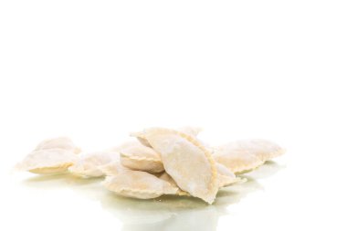 Beyaz bir arka plan üzerinde doldurma ile çiğ köfte