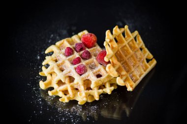 bir siyah tatlı Viyana waffle pişirilir
