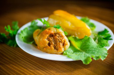 bir tabak içinde domates sosu doldurulmuş biber komposto