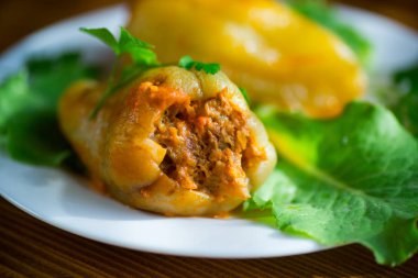 bir tabak içinde domates sosu doldurulmuş biber komposto