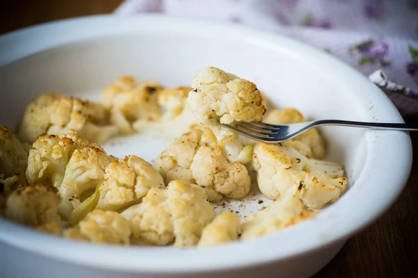Baked cauliflower with spices in ceramic form — Stock Photo, Image