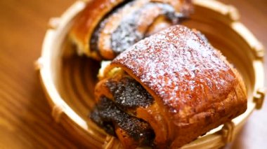 bir kase haşhaş tohumu ile tatlı ev yapımı buns