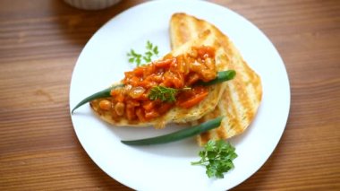 kızarmış ekmek tost haşlanmış fasulye ve bir tabak sebze ile