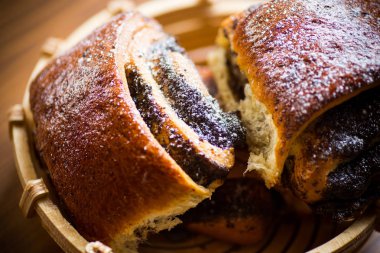 bir kase haşhaş tohumu ile tatlı ev yapımı buns