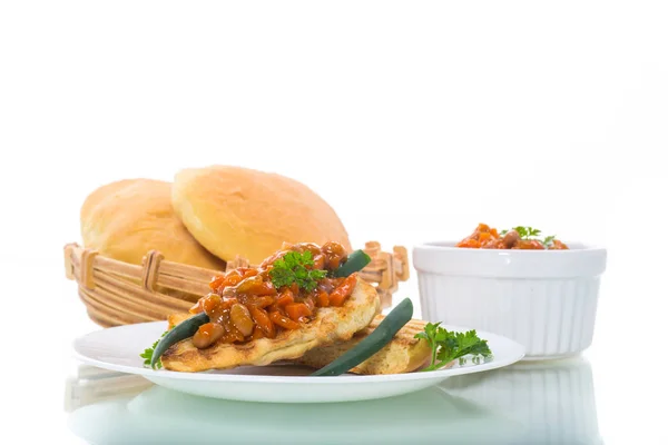 Fried bread toasts with stewed beans and vegetables in a plate — Stock Photo, Image