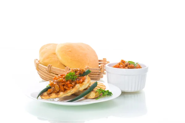 Gebratenes Brot Toast mit gedünsteten Bohnen und Gemüse in einem Teller — Stockfoto