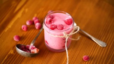 ahududu ahşap üzerinde ile tatlı organik güler yüzlü